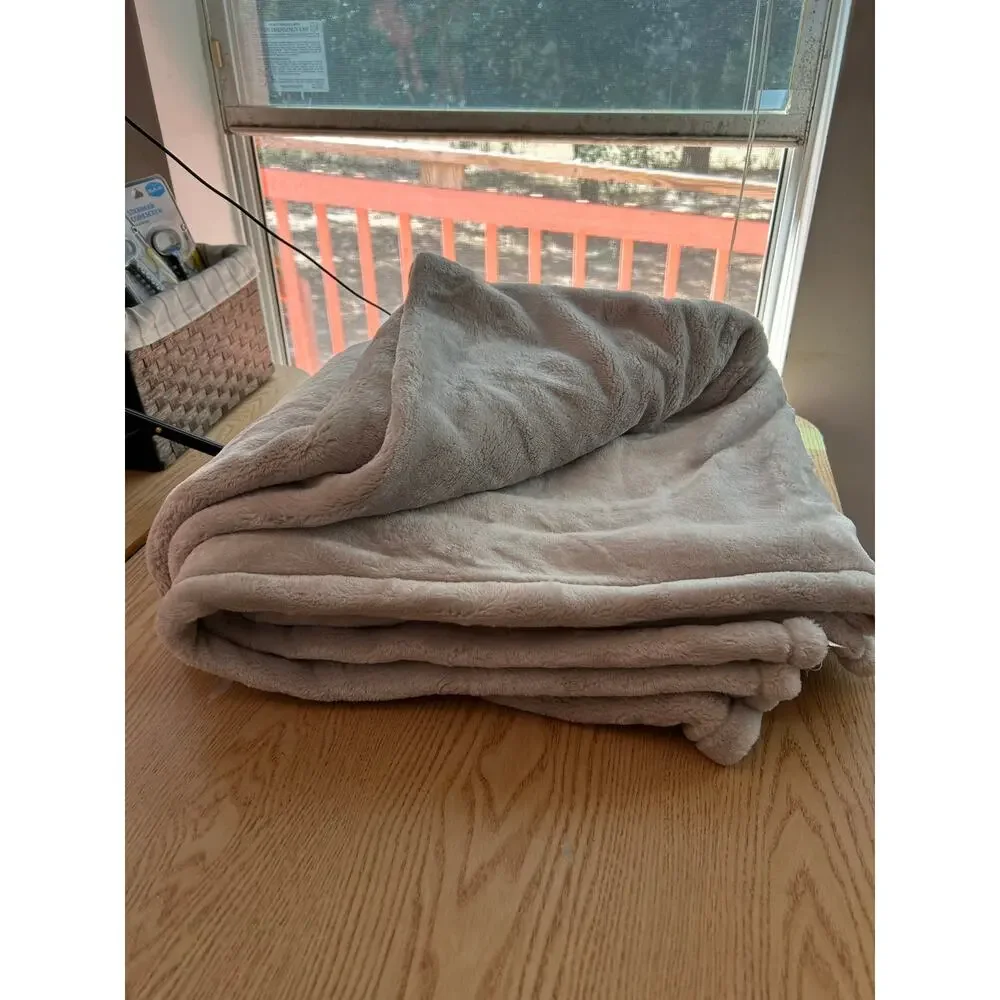 New Threshold Plush Fleece Throw Blanket Light Gray size 60”x70”